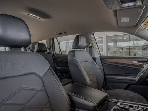 Used 2024 Volkswagen Atlas SE AWD/4WD image 32