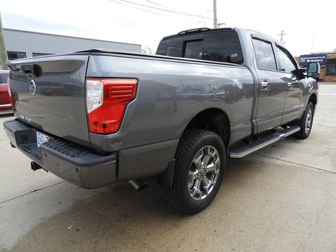 Used 2018 Nissan Titan SL w/ Chrome Package AWD/4WD image 11