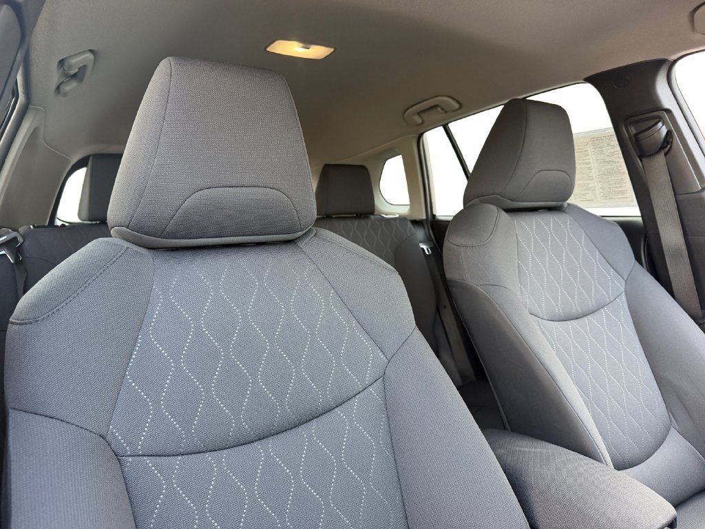 Used 2025 Toyota Corolla Cross LE FWD image 29