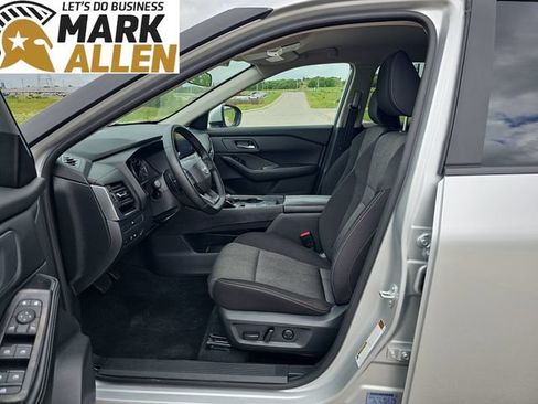 Used 2025 Nissan Rogue SV FWD image 18
