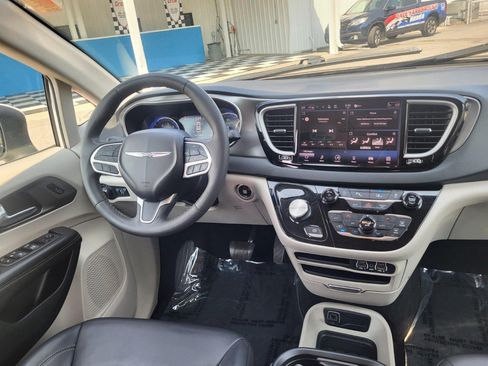 Used 2023 Chrysler Pacifica Touring-L FWD image 17