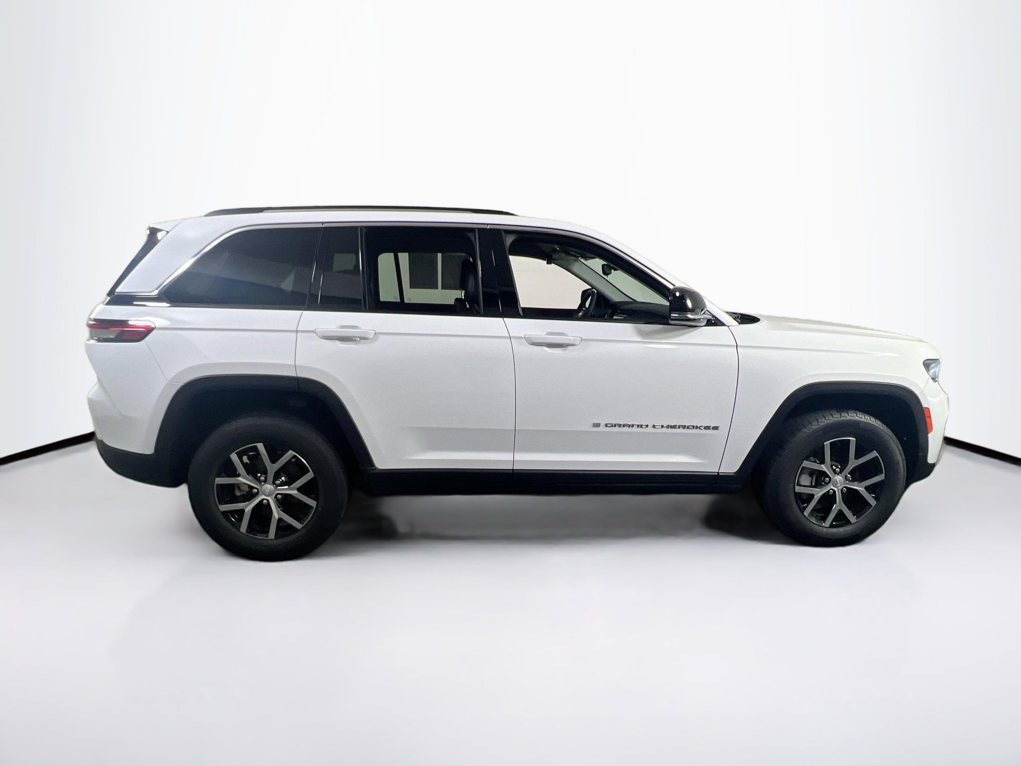 Used 2023 Jeep Grand Cherokee Limited AWD/4WD image 4