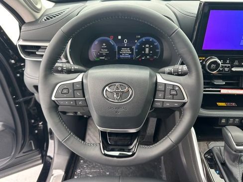 New 2026 Toyota Highlander Platinum image 16