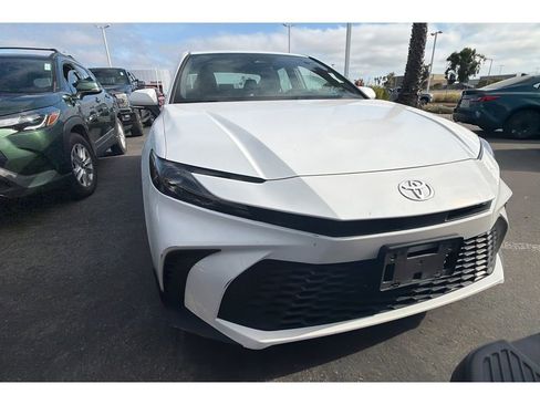 Used 2025 Toyota Camry SE image 3