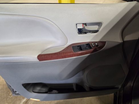 Used 2014 Toyota Sienna XLE FWD image 5