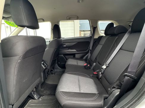Used 2020 Mitsubishi Outlander AWD image 17