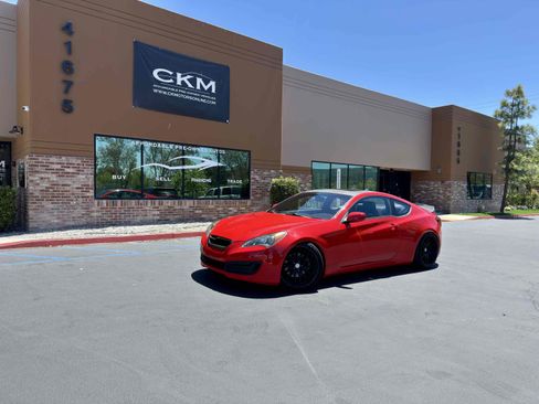Used 2010 Hyundai Genesis 2.0T RWD image 2