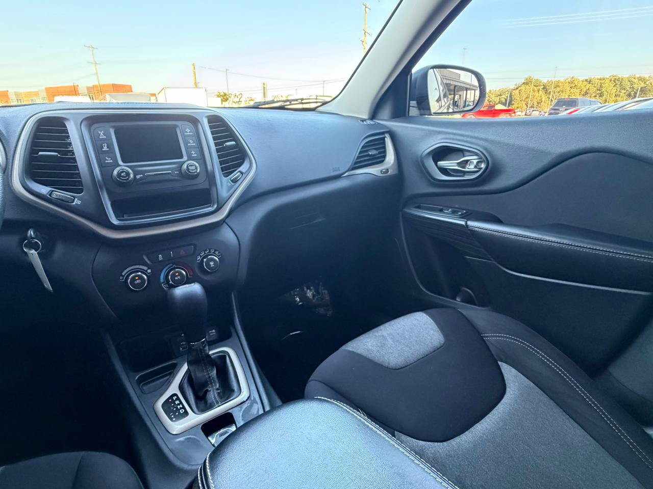 Used 2015 Jeep Cherokee Sport FWD image 13