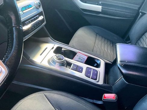 Used 2020 Ford Explorer XLT image 18