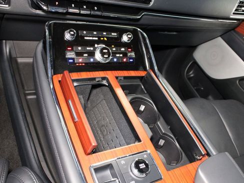 Used 2024 Lincoln Navigator Reserve image 18