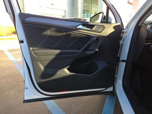 Used 2023 Volkswagen Tiguan SE image 10