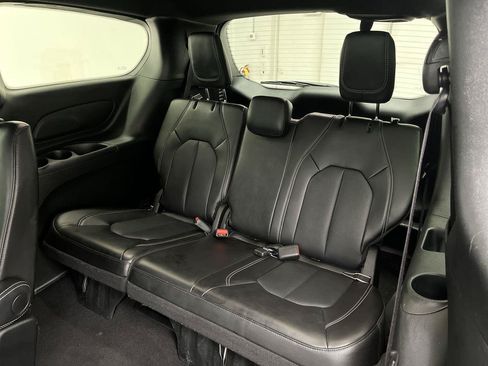 Used 2025 Chrysler Pacifica Select FWD image 12