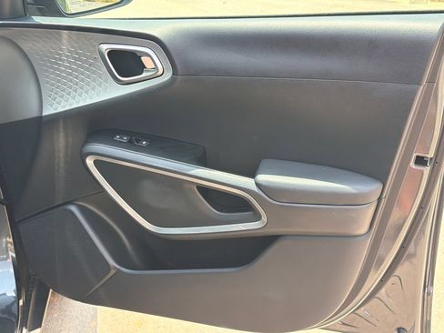 Used 2025 Kia Soul LX w/ LX Technology Package FWD image 14