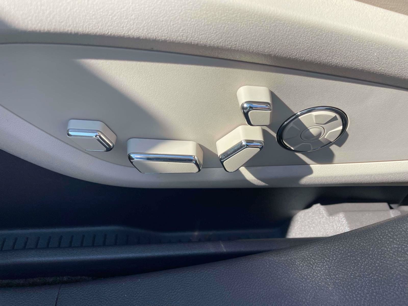 Used 2016 Lincoln MKX Reserve w/ Technology Package AWD/4WD image 12