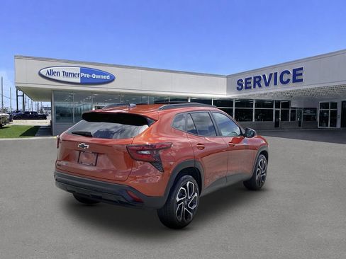 Used 2024 Chevrolet Trax RS w/ Sunroof Package FWD image 8