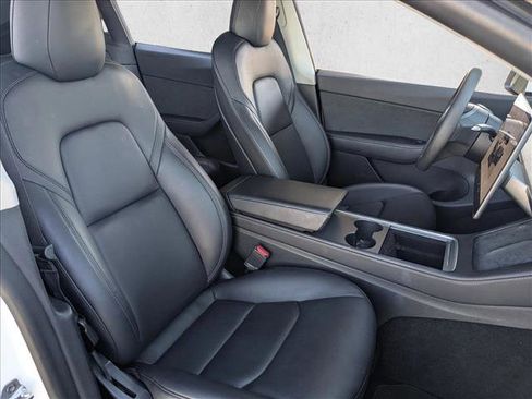 Used 2022 Tesla Model Y Long Range image 23