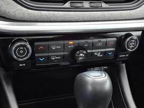 Used 2022 Jeep Compass Latitude w/ Sun and Sound Group image 17