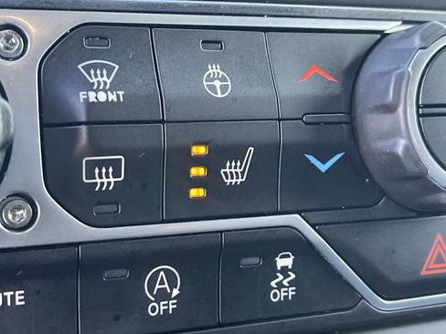 Used 2018 Jeep Wrangler Unlimited Sahara image 25