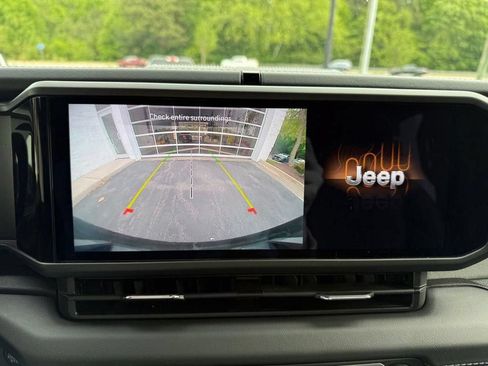Used 2025 Jeep Wrangler Unlimited Sahara AWD/4WD image 21