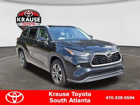 Used 2023 Toyota Highlander XLE FWD image 3