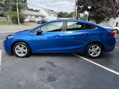 Used 2017 Chevrolet Cruze LT w/ Convenience Package FWD image 8