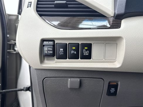 Used 2017 Toyota Sienna XLE image 28