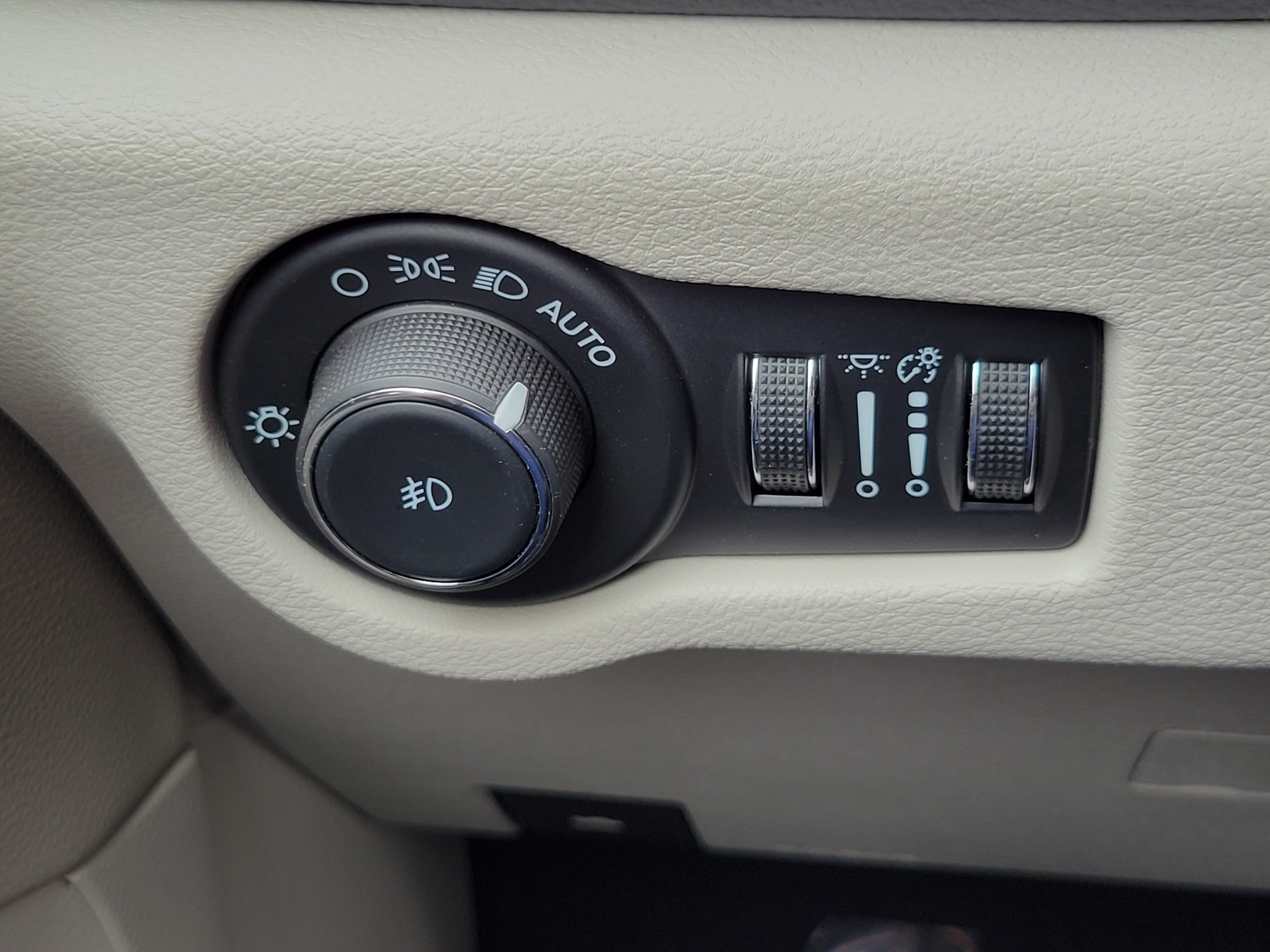 Used 2024 Chrysler Pacifica Touring-L FWD image 12