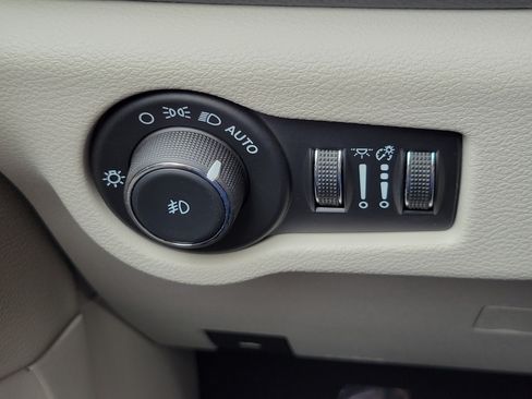 Used 2024 Chrysler Pacifica Touring-L FWD image 12
