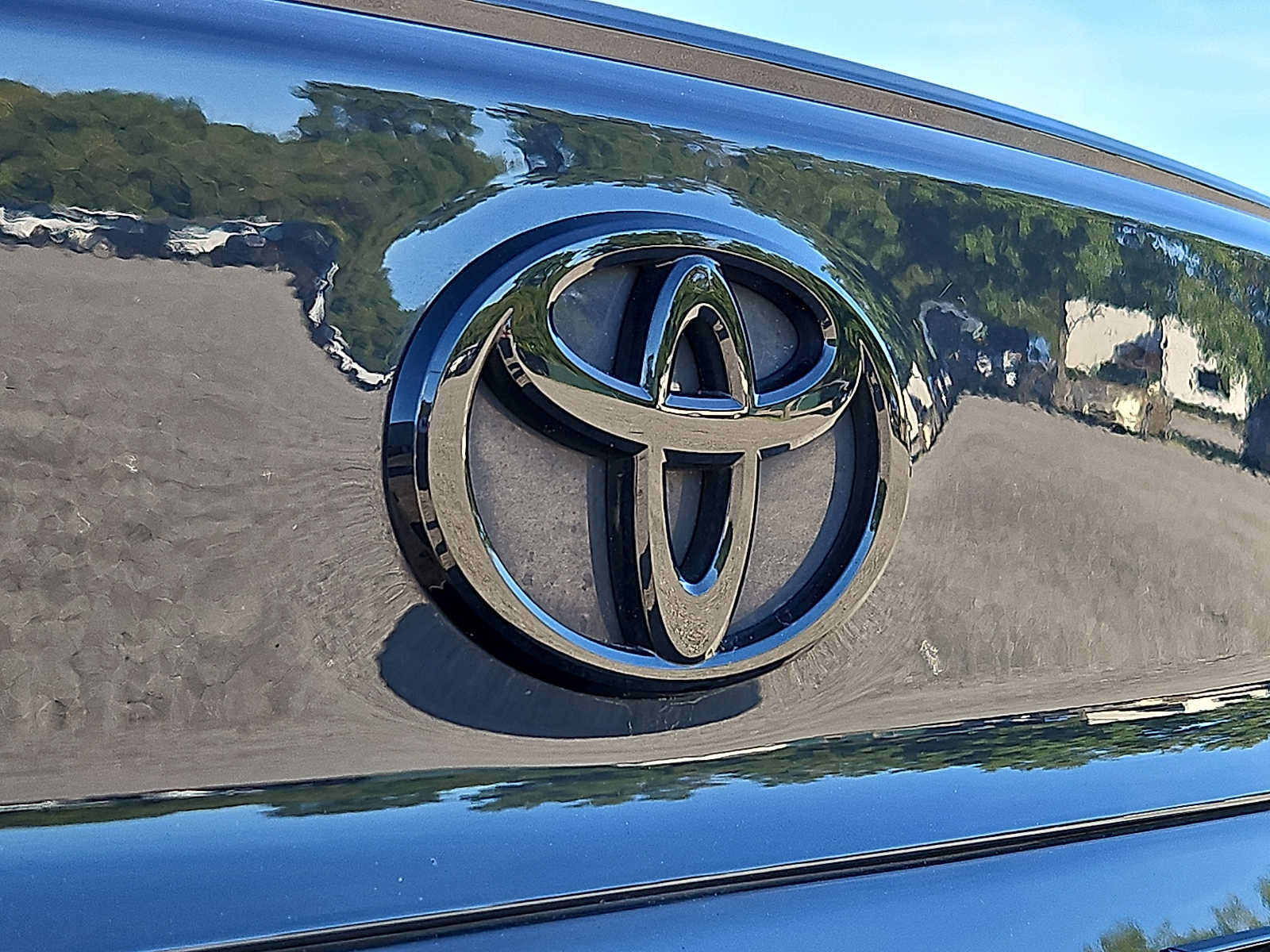 Used 2025 Toyota Camry SE w/ Convenience Package FWD image 31