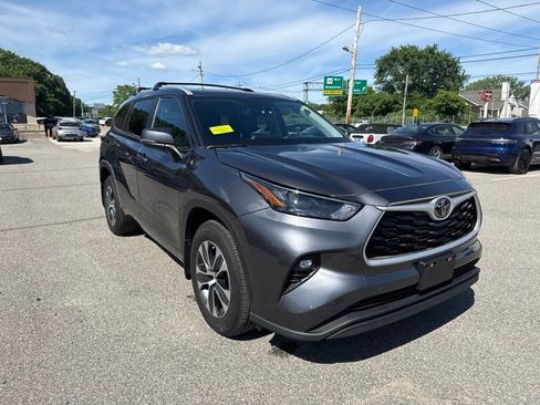 Used 2023 Toyota Highlander XLE AWD/4WD image 3