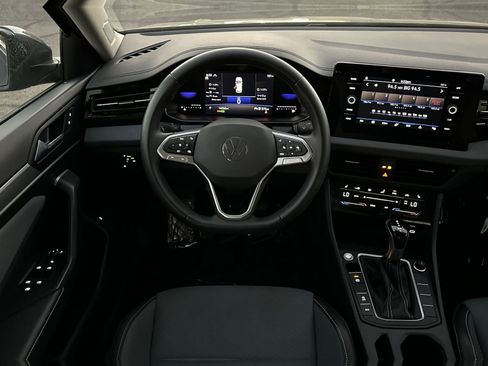 Used 2025 Volkswagen Jetta SE image 34