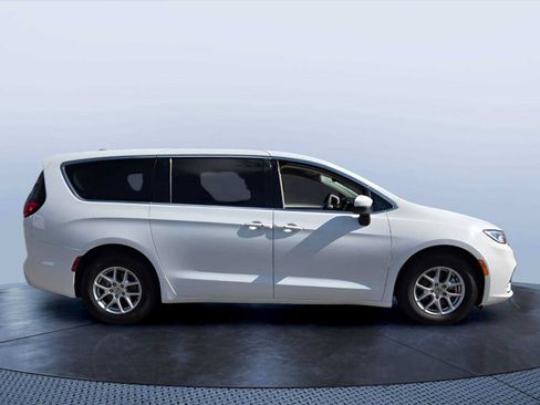 Used 2023 Chrysler Pacifica Touring-L FWD image 3