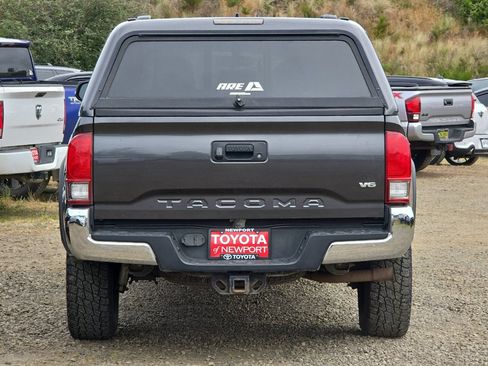 Used 2017 Toyota Tacoma TRD Off-Road w/ Tow Package (A/T) AWD/4WD image 5