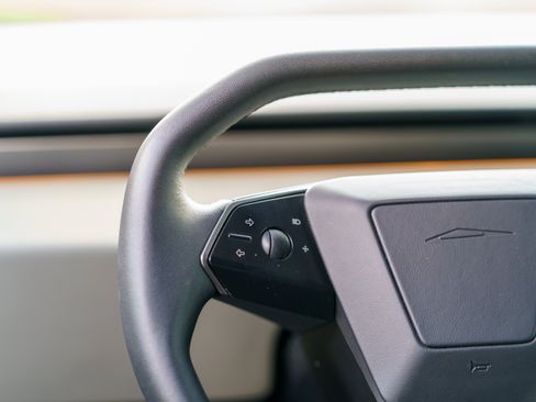 Used 2025 Tesla Cybertruck AWD Crew Cab image 21