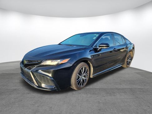 Used 2024 Toyota Camry SE w/ Convenience Package FWD image 3