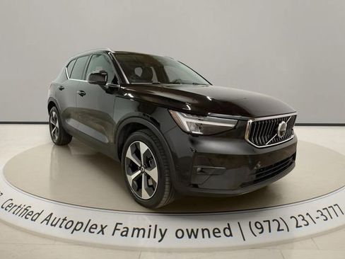 Used 2025 Volvo XC40 B5 Plus image 7