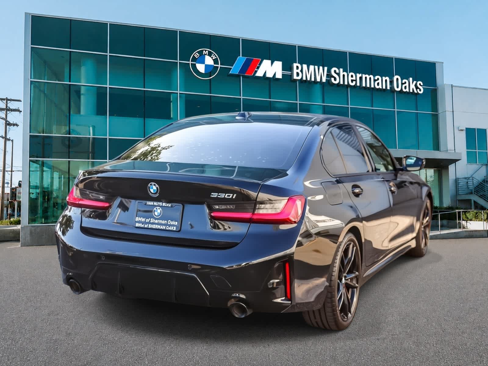 Used 2023 BMW 330i Sedan w/ M Sport Package RWD image 4