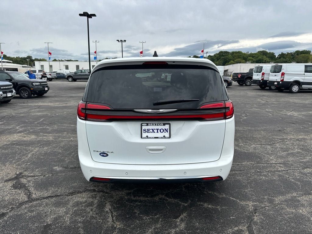 Used 2023 Chrysler Pacifica Touring-L FWD image 6