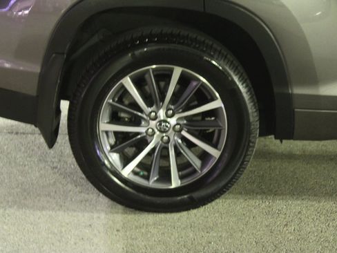 Used 2018 Toyota Highlander XLE image 34