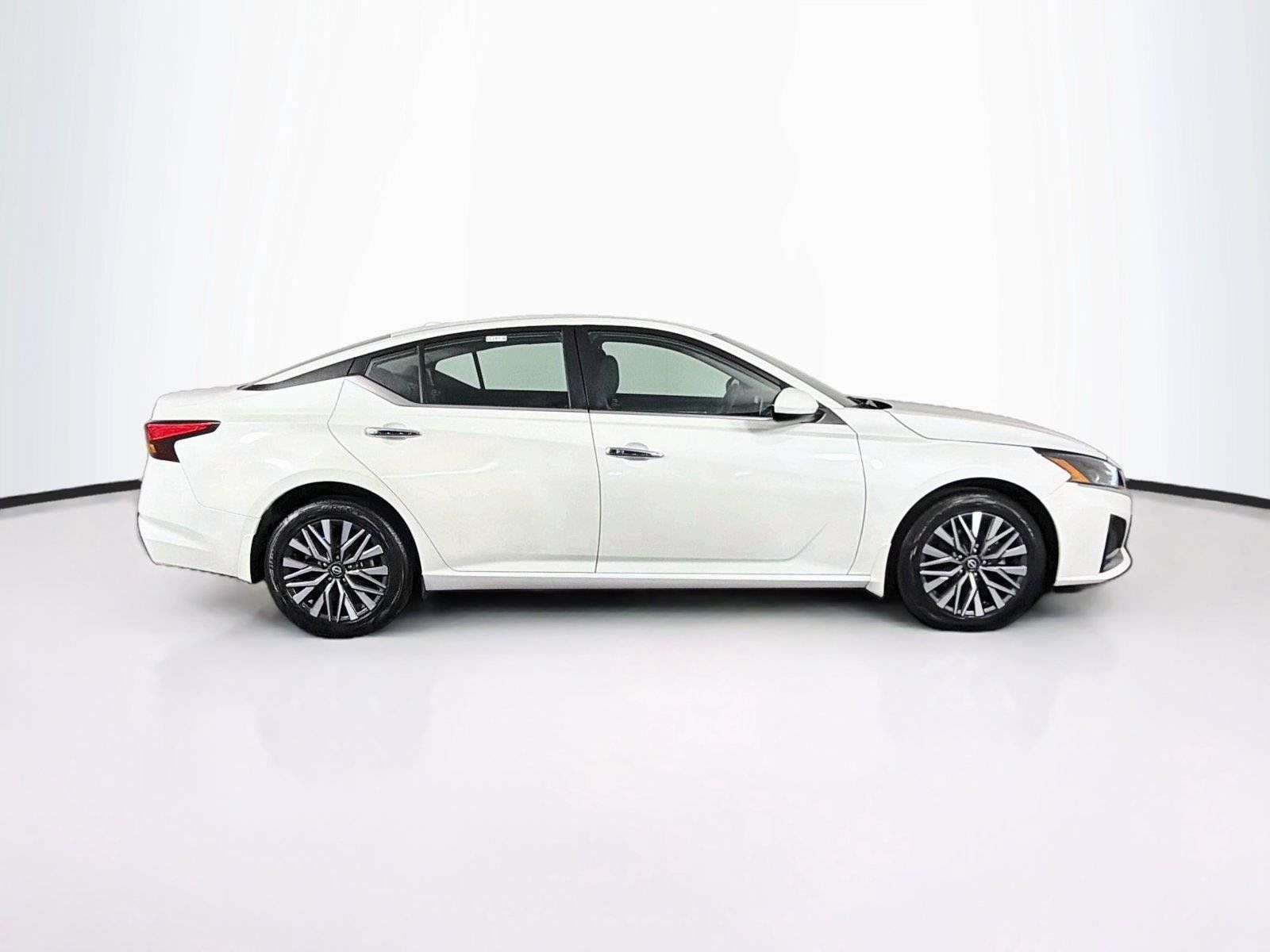 Used 2023 Nissan Altima 2.5 SV AWD/4WD image 12