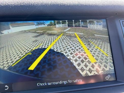 Used 2017 Land Rover Discovery Sport SE image 21