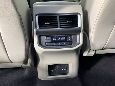 Used 2024 Volkswagen Atlas SE AWD/4WD image 33