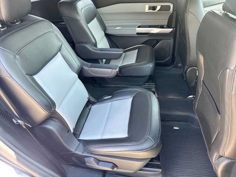 Used 2022 Ford Explorer XLT w/ Equipment Group 202A AWD/4WD image 8