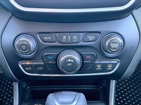 Used 2019 Jeep Cherokee Latitude w/ Cold Weather Group image 31