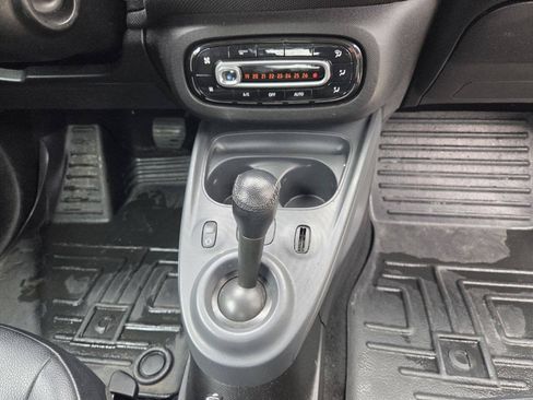 Used 2016 smart fortwo passion RWD image 12
