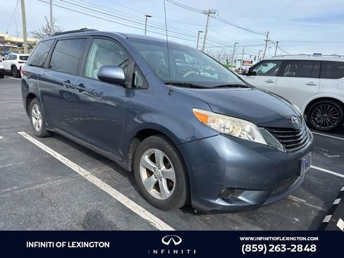 Used 2014 Toyota Sienna LE image 1