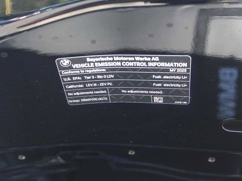 Certified 2025 BMW i7 eDrive50 w/ Executive Package RWD image 41