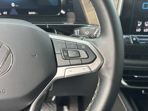 Used 2025 Volkswagen Atlas SE image 24