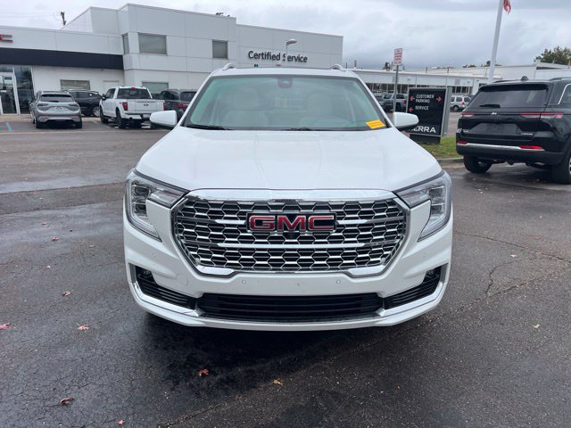Used 2024 GMC Terrain Denali w/ Denali Premium Package AWD/4WD image 2