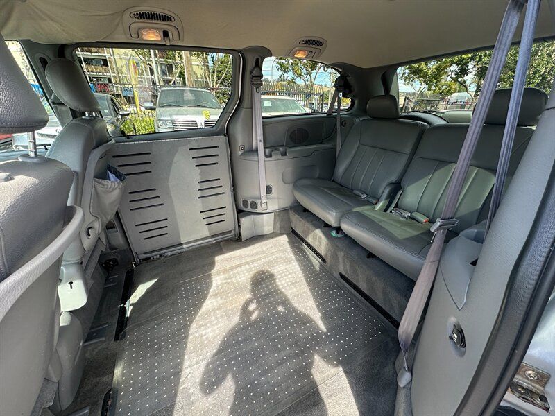Used 2004 Dodge Grand Caravan SXT w/ Premium Group FWD image 17